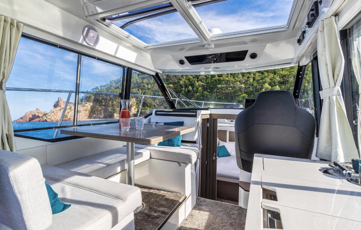 Jeanneau NC 895 helm and saloon