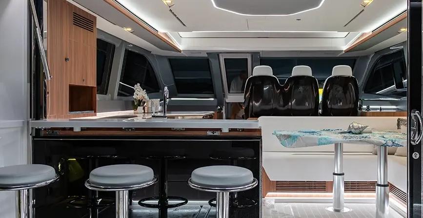 Aquila 46 Salon